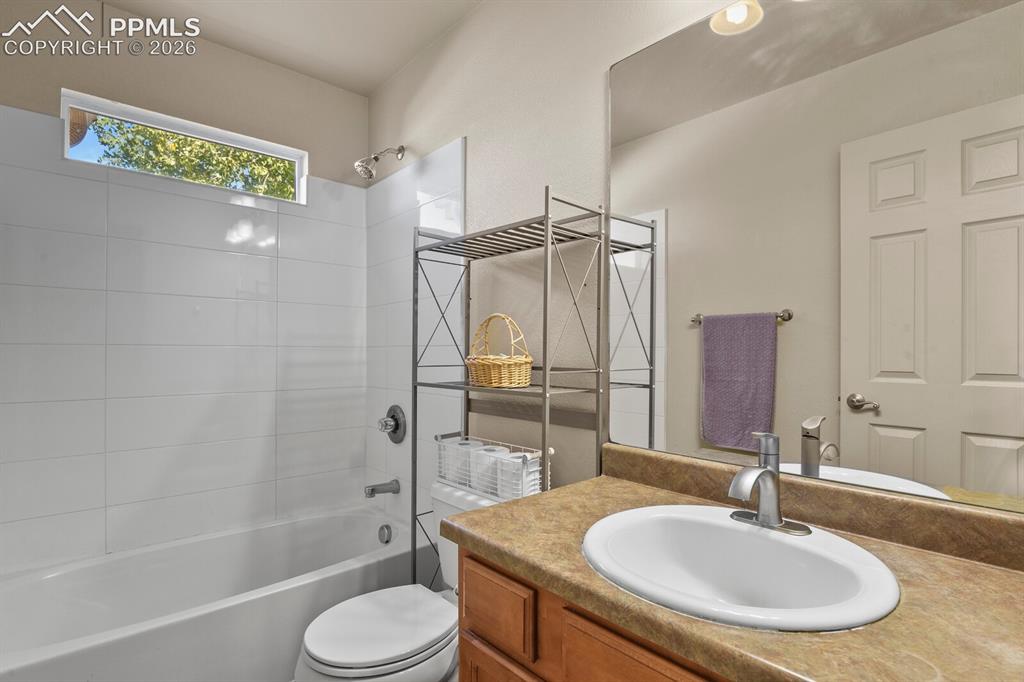 Image 17 of 21: Bathroom