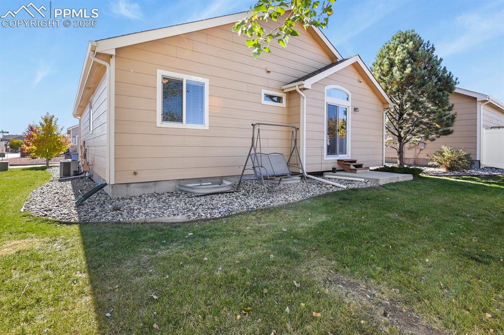 Image 20 of 21: Yard