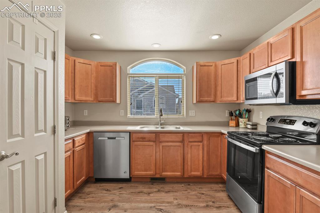 Image 4 of 21: All kitchen appliances are included with the sale of the home.