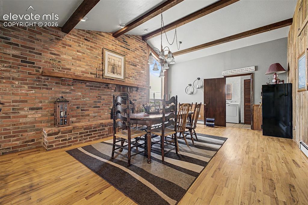 Image 10 of 50: Dining Area