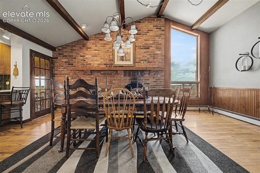 Image 11 of 50: Dining Area
