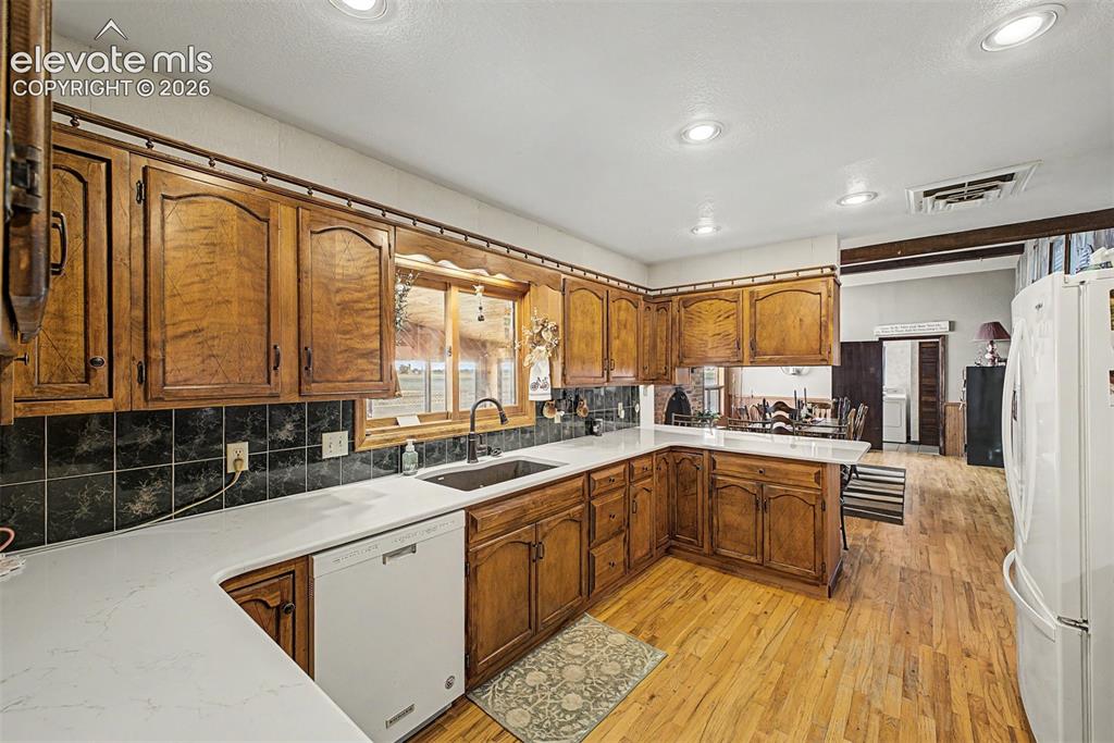 Image 13 of 50: Kitchen