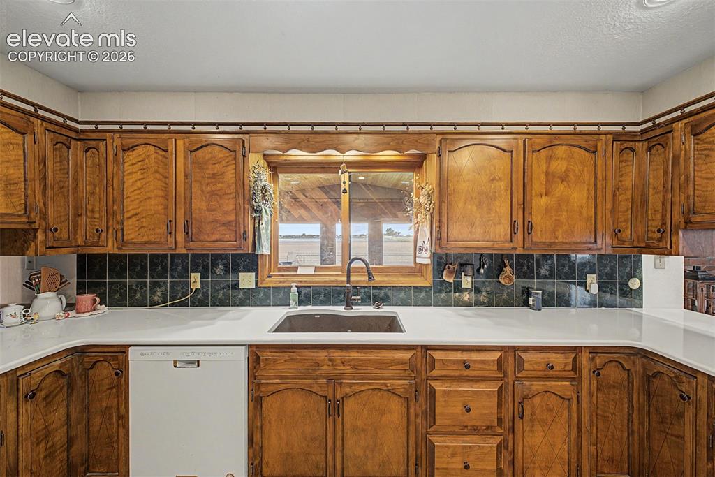 Image 14 of 50: Kitchen