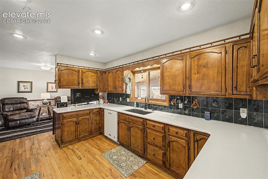 Image 15 of 50: Kitchen