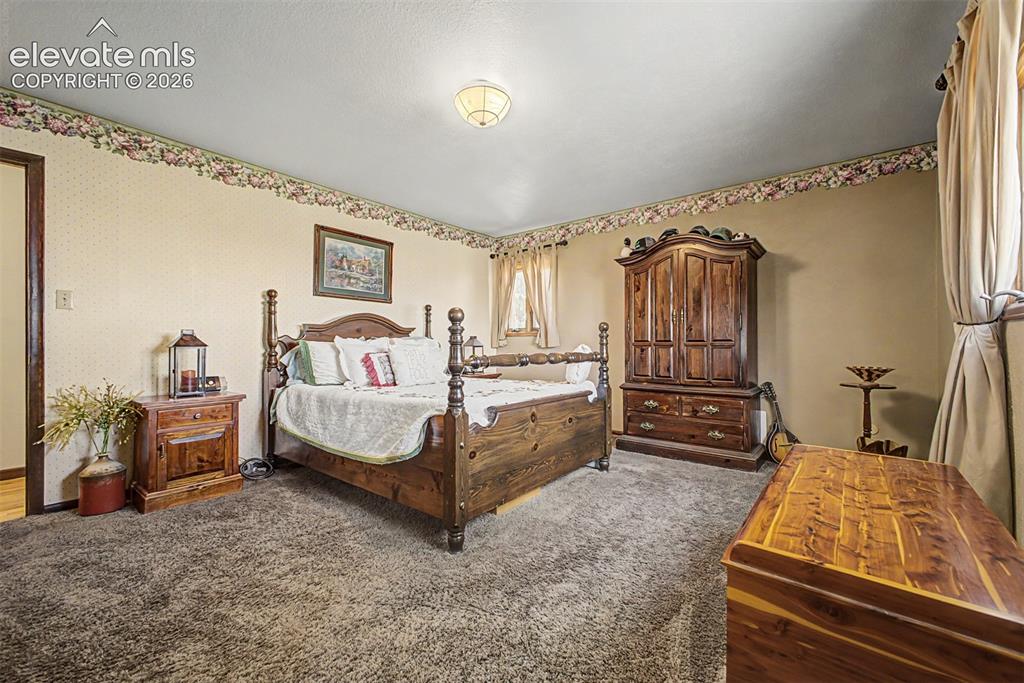 Image 19 of 50: Bedroom