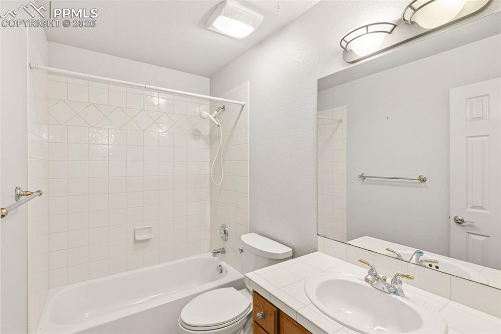 Image 20 of 39: Bathroom