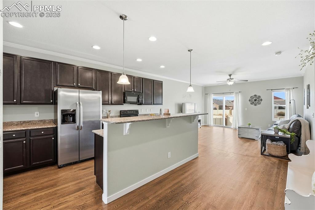 Image 10 of 50: Kitchen