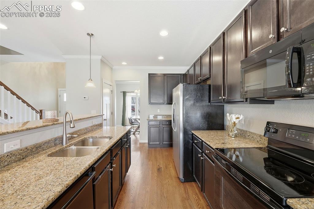 Image 12 of 50: Kitchen