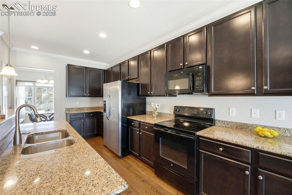 Image 13 of 50: Kitchen