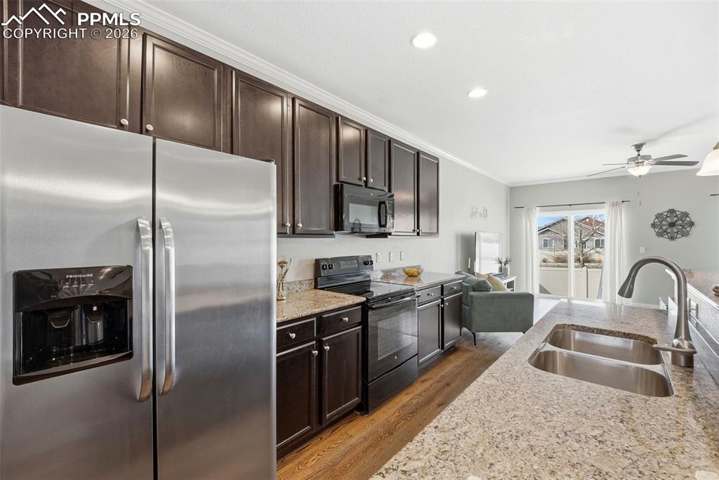 Image 14 of 50: Kitchen