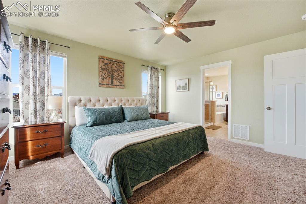 Image 23 of 50: Bedroom