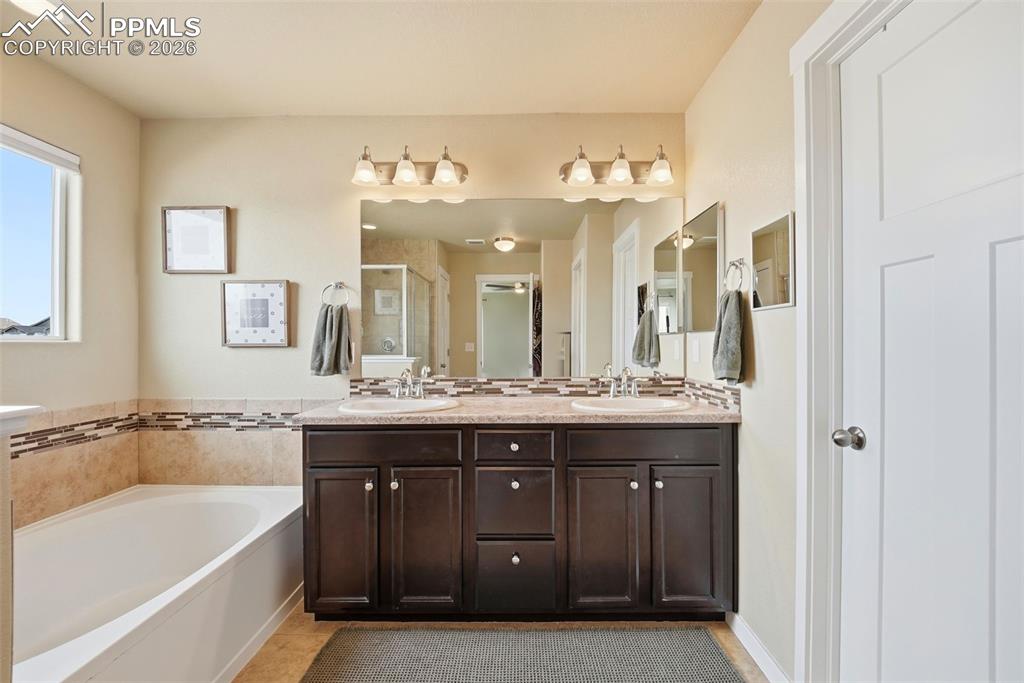 Image 24 of 50: Bathroom