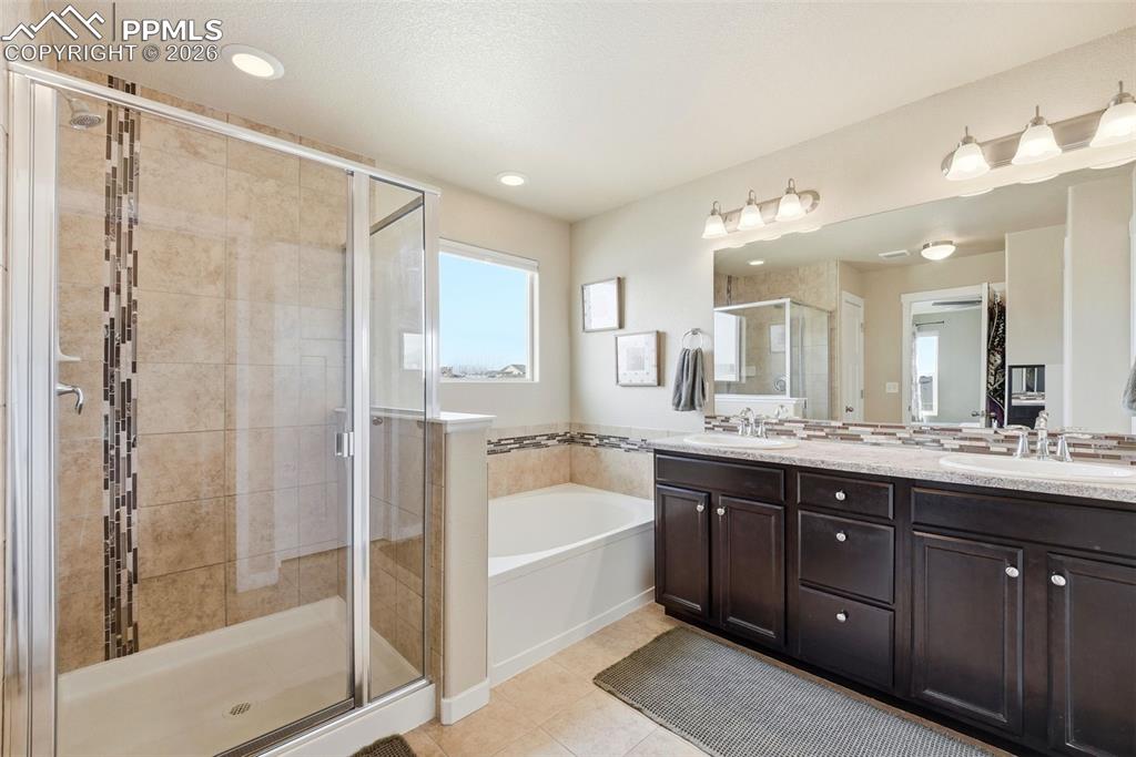 Image 25 of 50: Bathroom