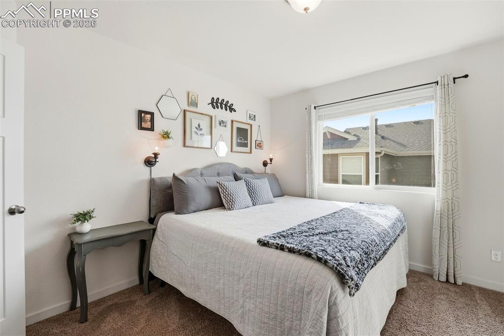 Image 26 of 50: Bedroom