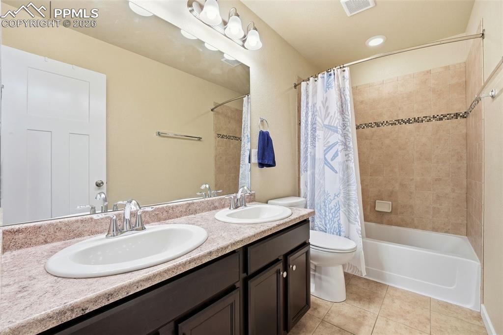 Image 28 of 50: Bathroom