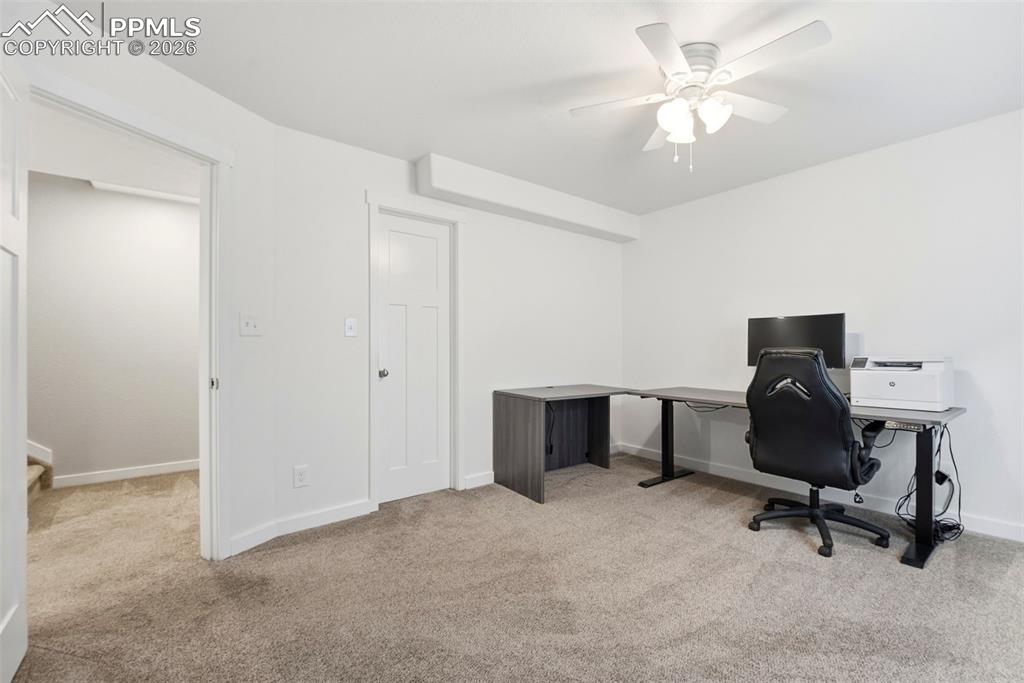 Image 32 of 50: Office