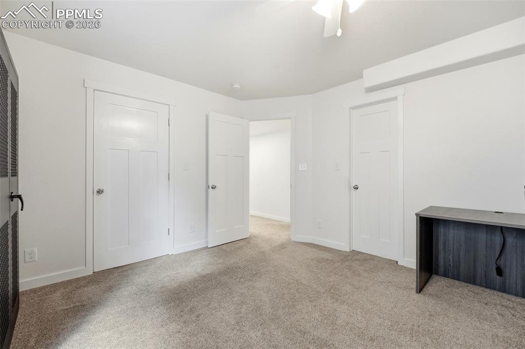 Image 33 of 50: Bedroom