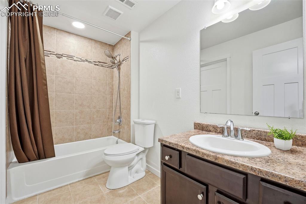 Image 34 of 50: Bathroom