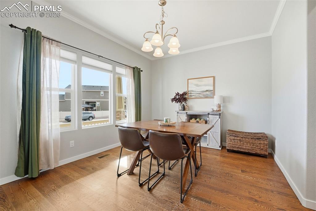 Image 6 of 50: Dining Area