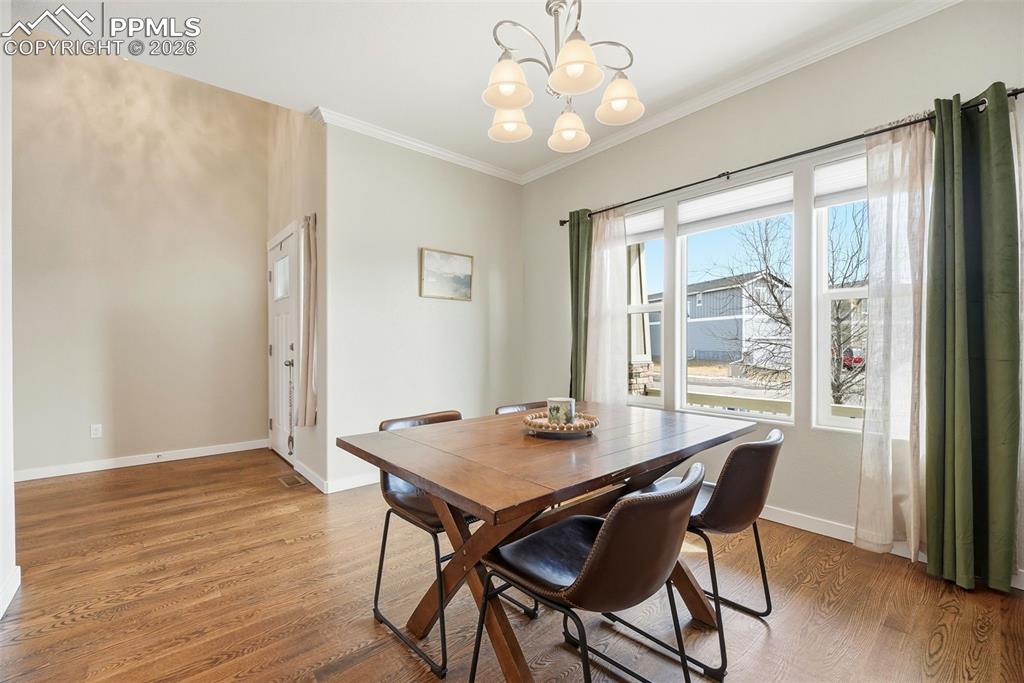 Image 7 of 50: Dining Area