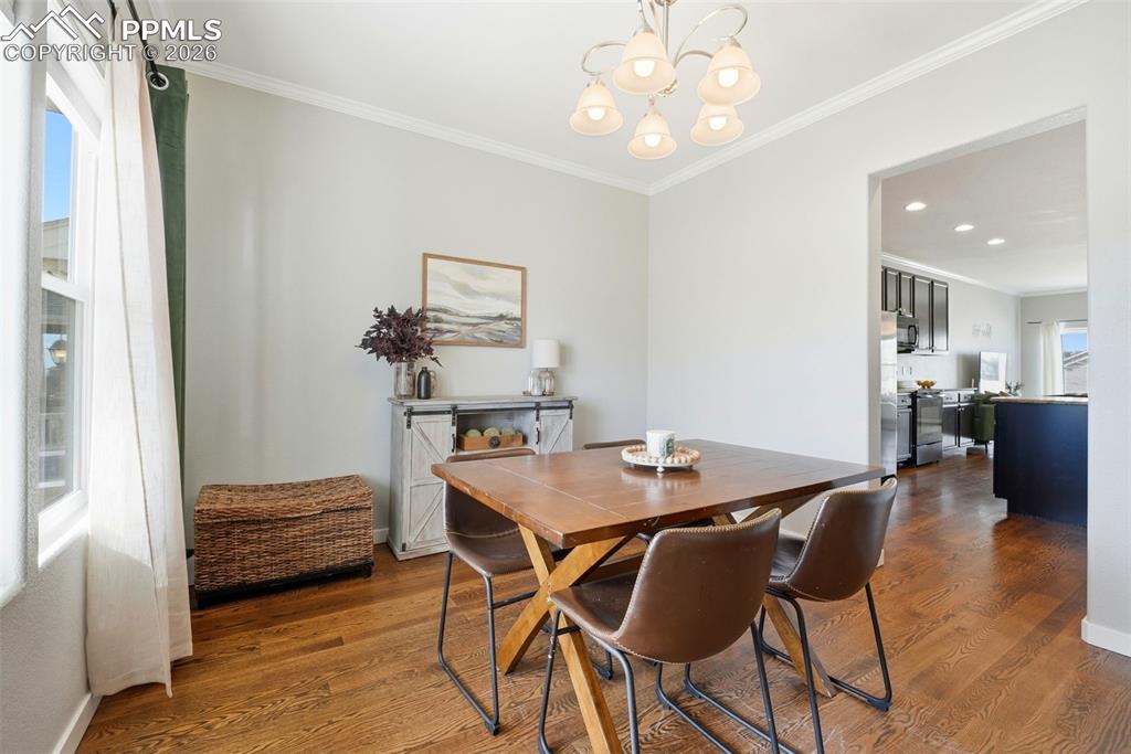 Image 8 of 50: Dining Area