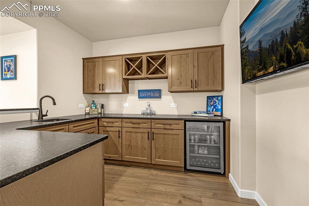 Image 35 of 46: Bar w/ Leathered Granite