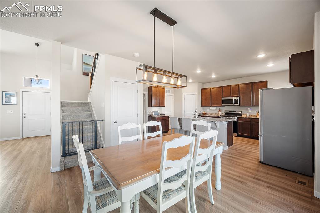 Image 9 of 34: Dining Area