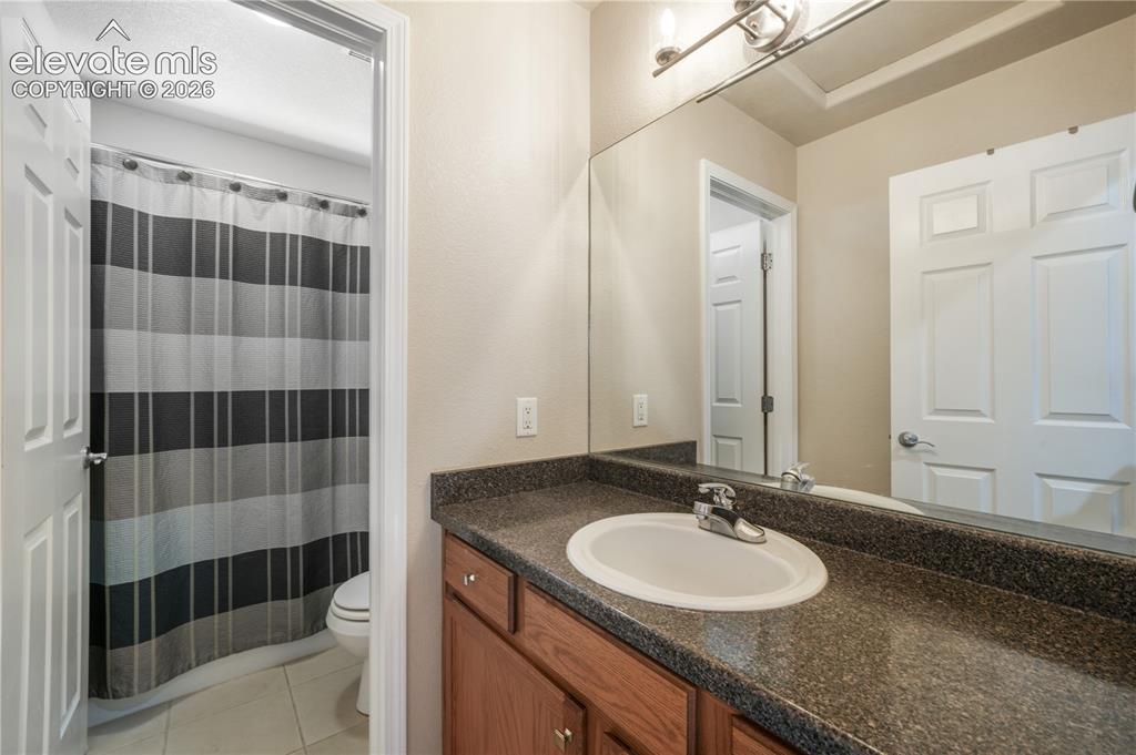 Image 30 of 50: Upper Level Full Bathroom
