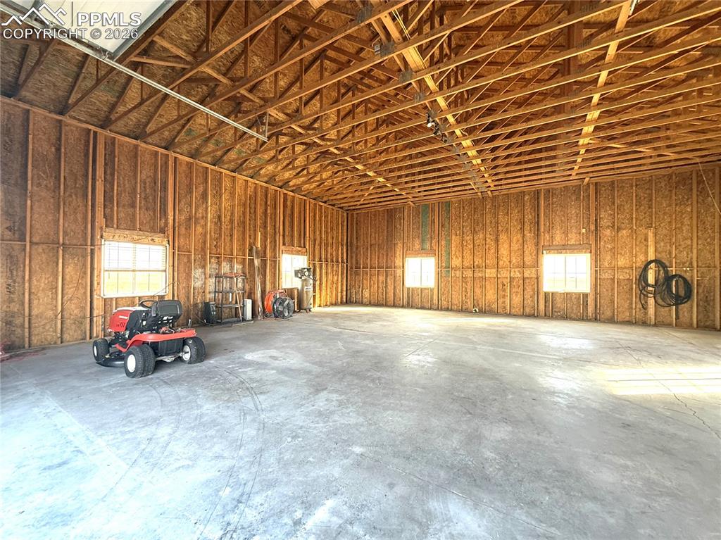 Image 34 of 40: Garage