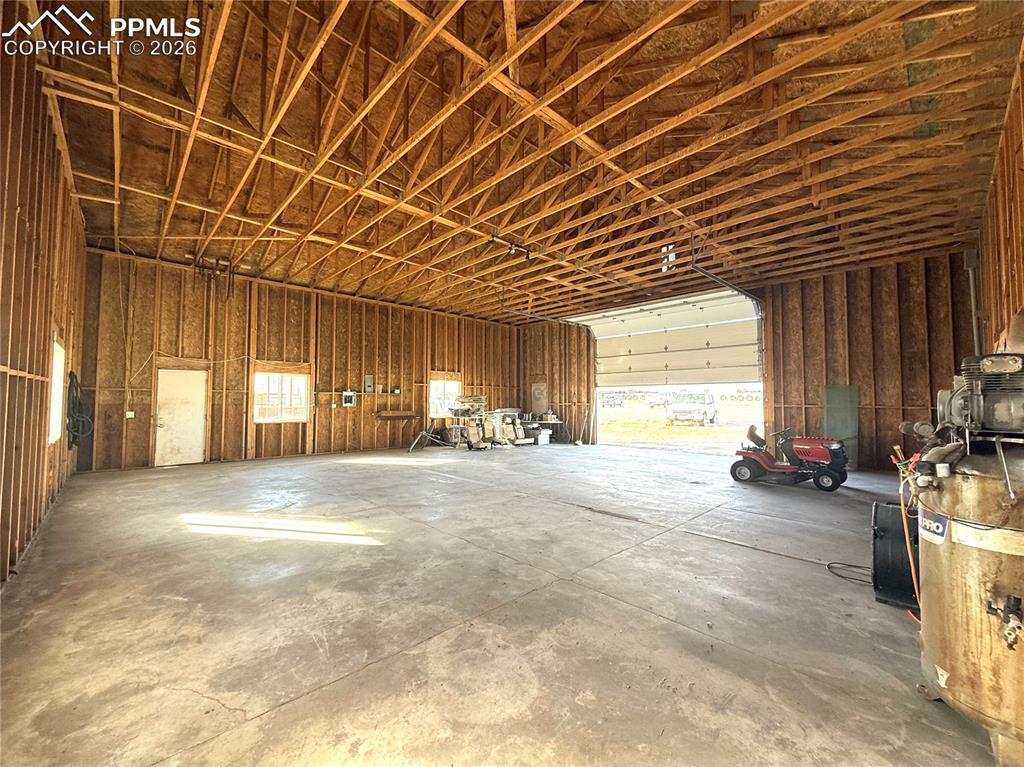 Image 37 of 40: Garage