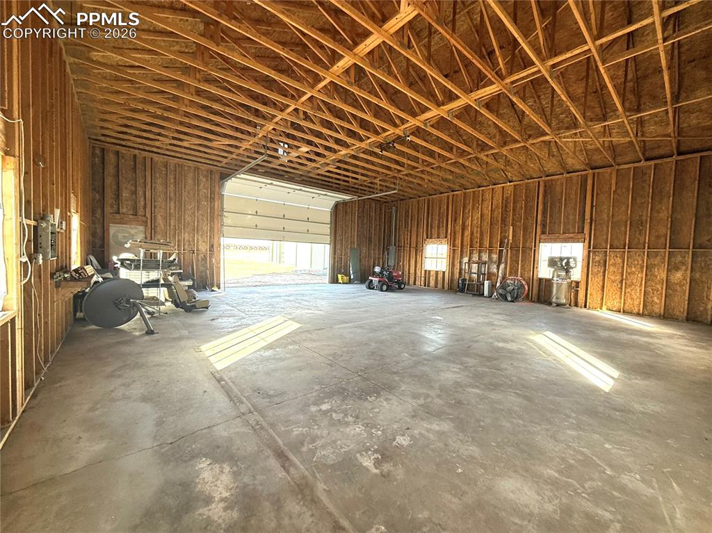 Image 38 of 40: Garage