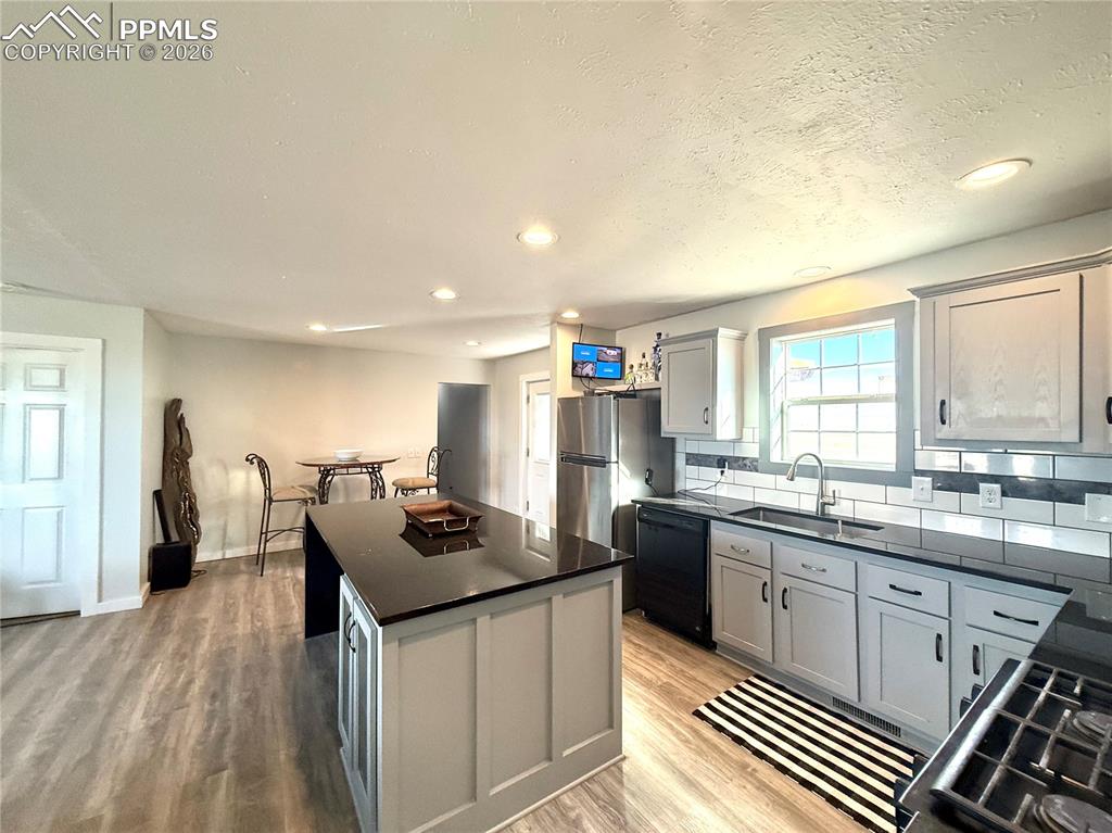 Image 6 of 40: Kitchen