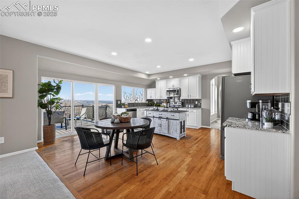 Image 17 of 46: Kitchen