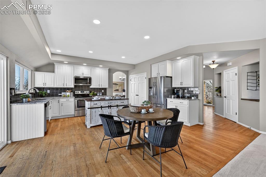 Image 18 of 46: Kitchen