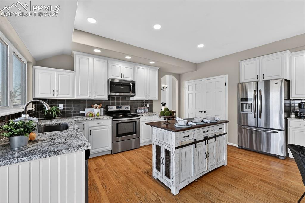 Image 19 of 46: Kitchen