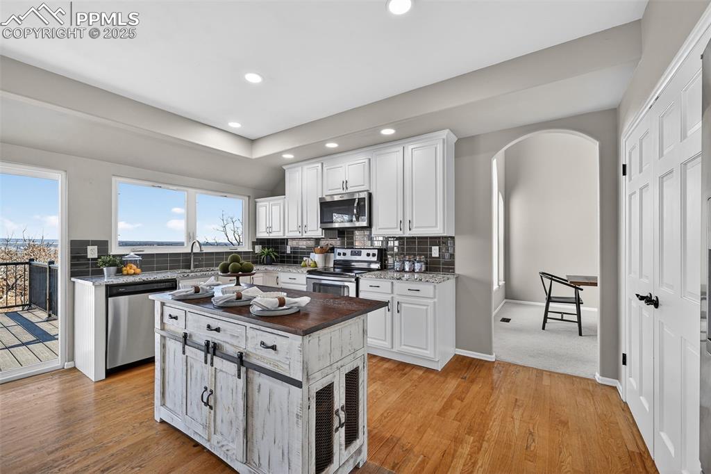 Image 21 of 46: Kitchen