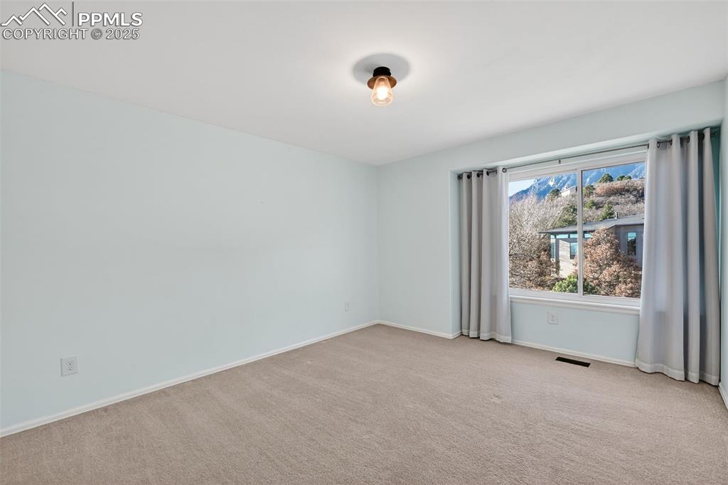 Image 33 of 46: Bedroom