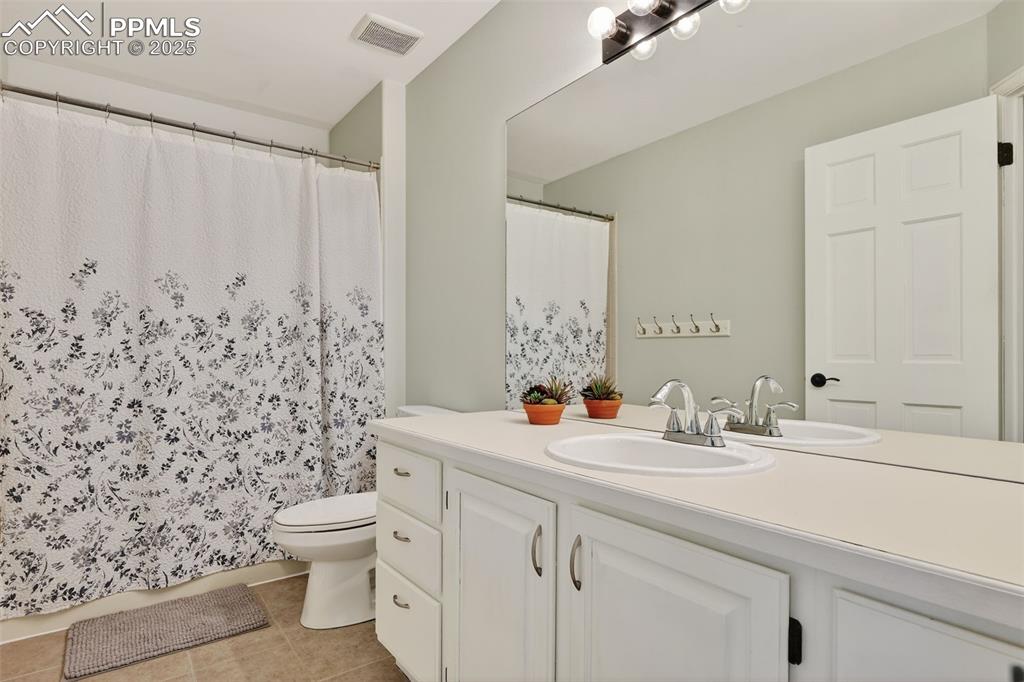 Image 35 of 46: Bathroom