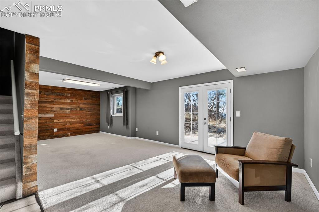 Image 39 of 46: Sitting Room