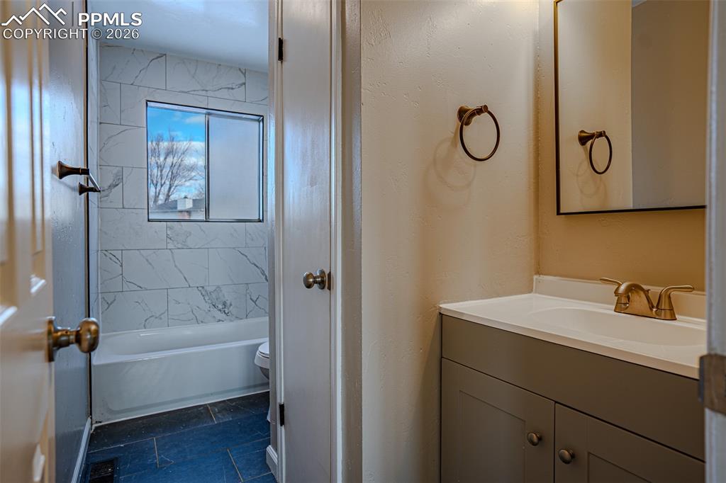 Image 14 of 17: Bathroom