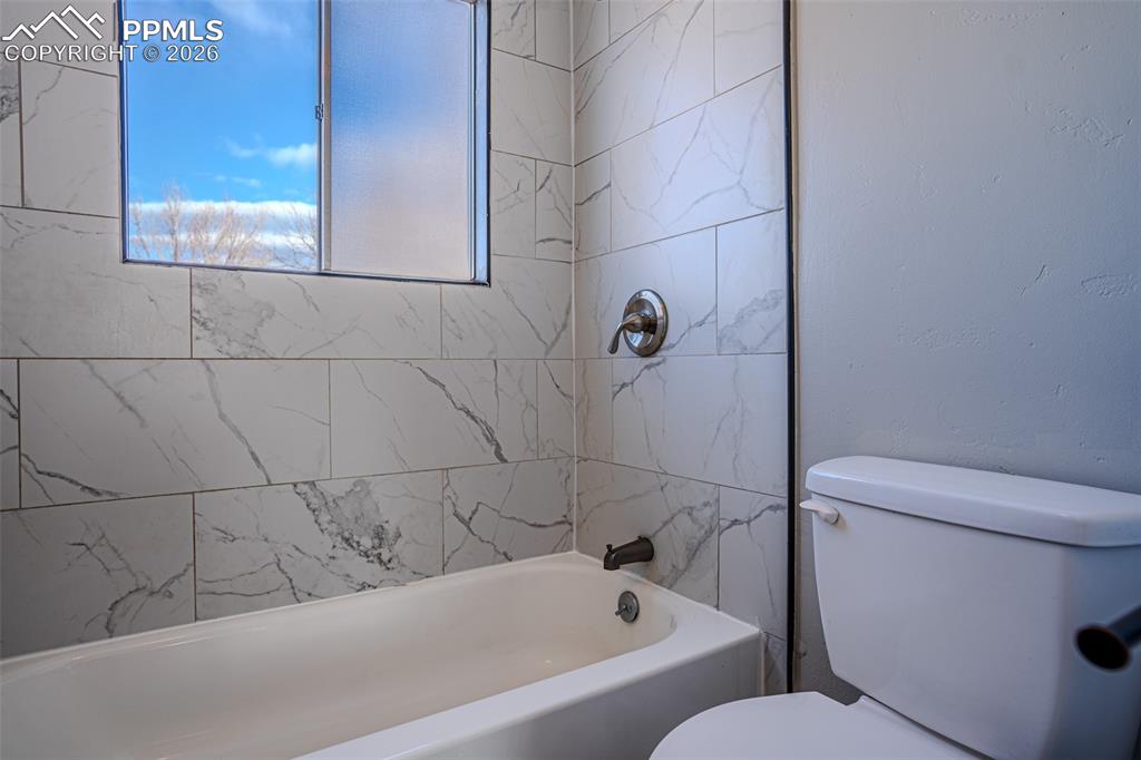 Image 15 of 17: Bathroom