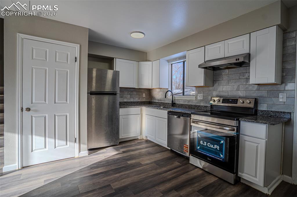 Image 7 of 17: Kitchen