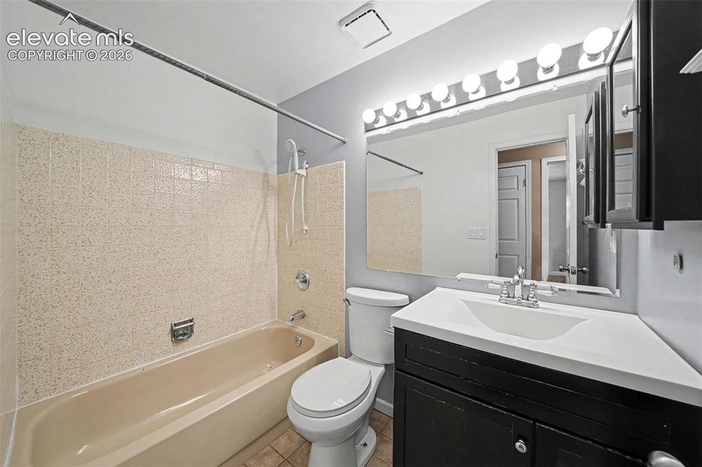 Image 14 of 30: Bathroom