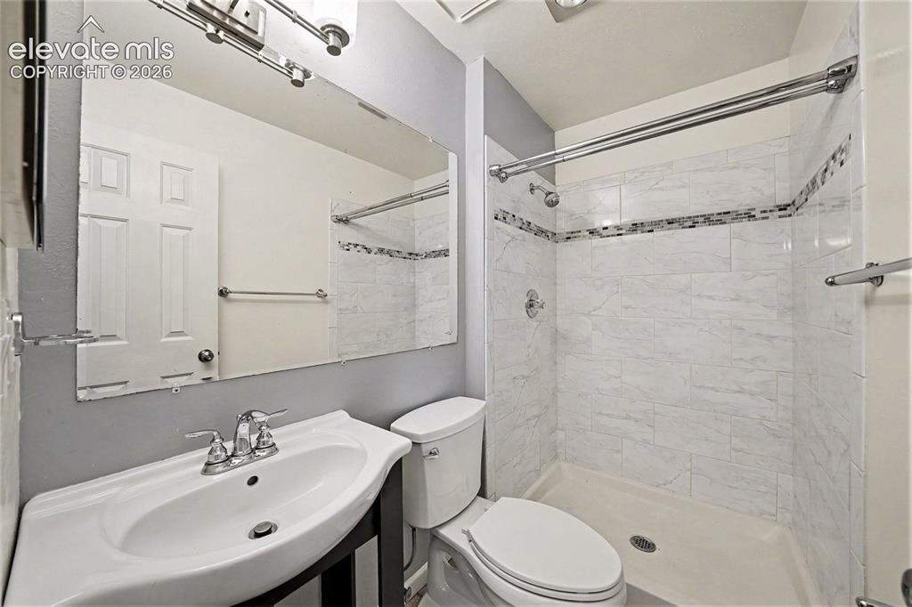 Image 17 of 30: Bathroom