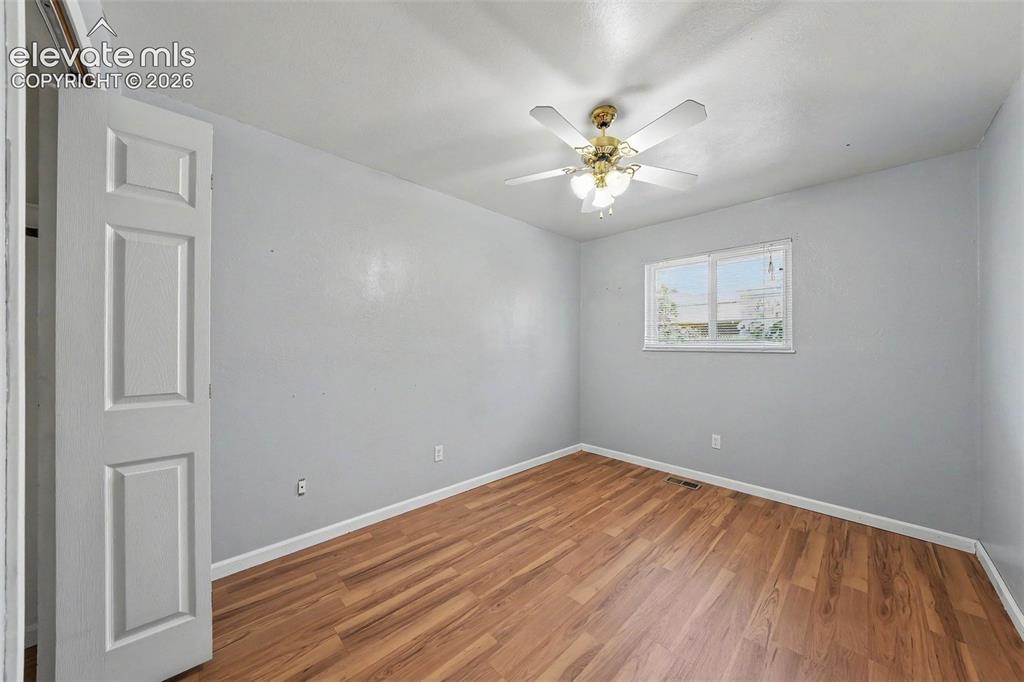 Image 19 of 30: Bedroom