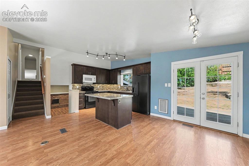 Image 7 of 30: Kitchen