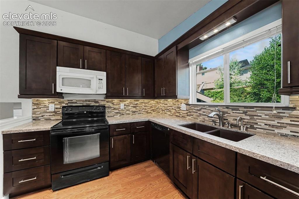 Image 9 of 30: Kitchen