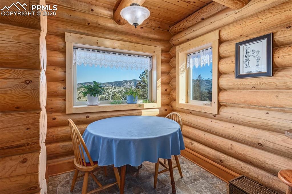 Image 15 of 49: Dining Area