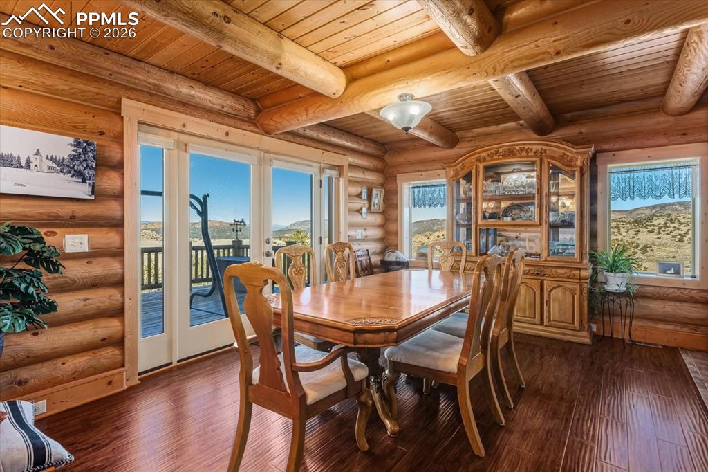 Image 16 of 49: Dining Area