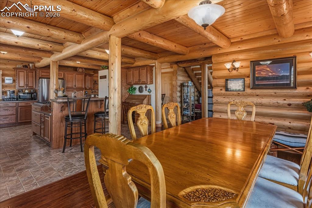 Image 17 of 49: Dining Area